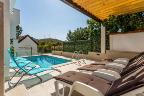 Гостиница House Luce with pool  Омиш